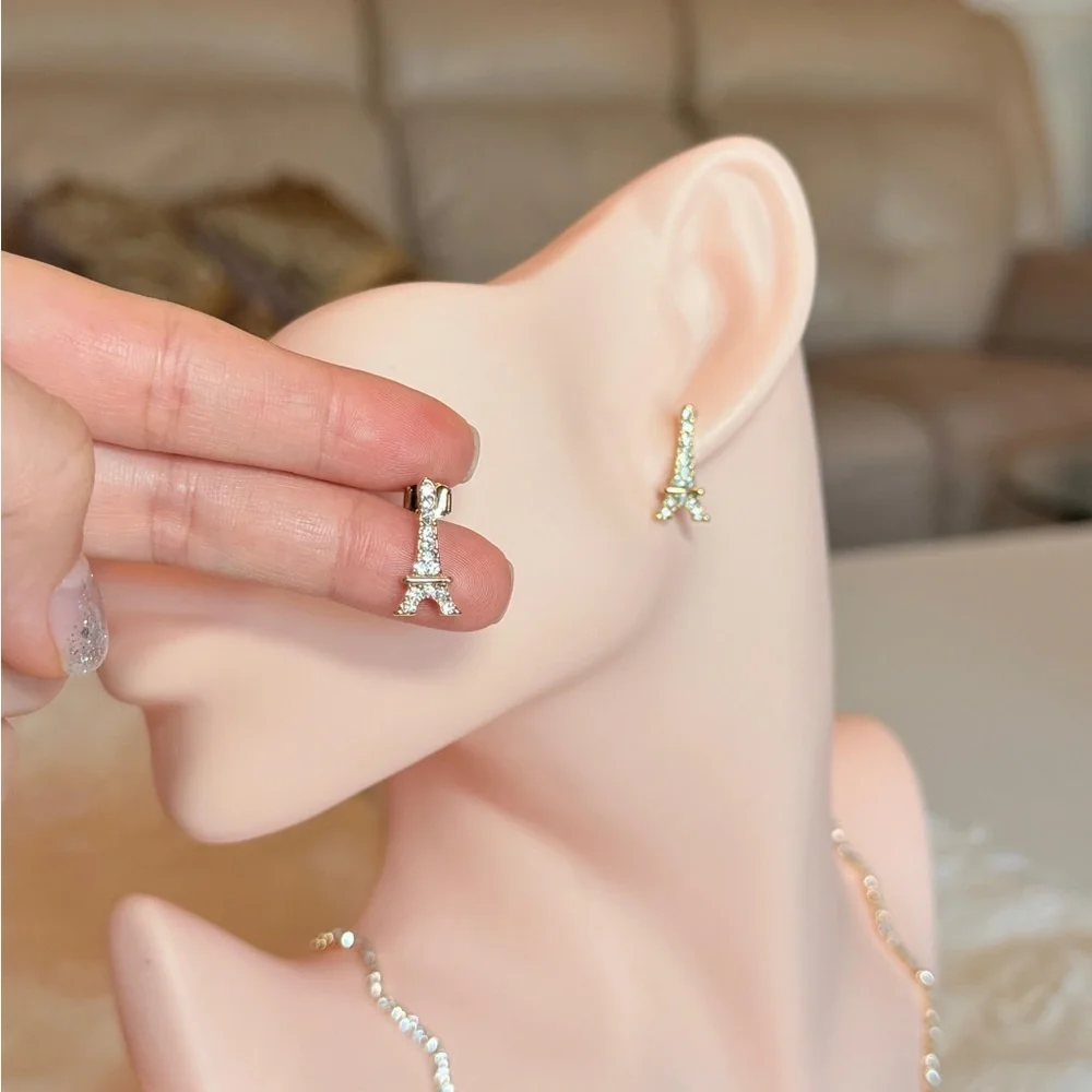 Gold Eiffel Tower Earrings. - Picture 5 of 9
